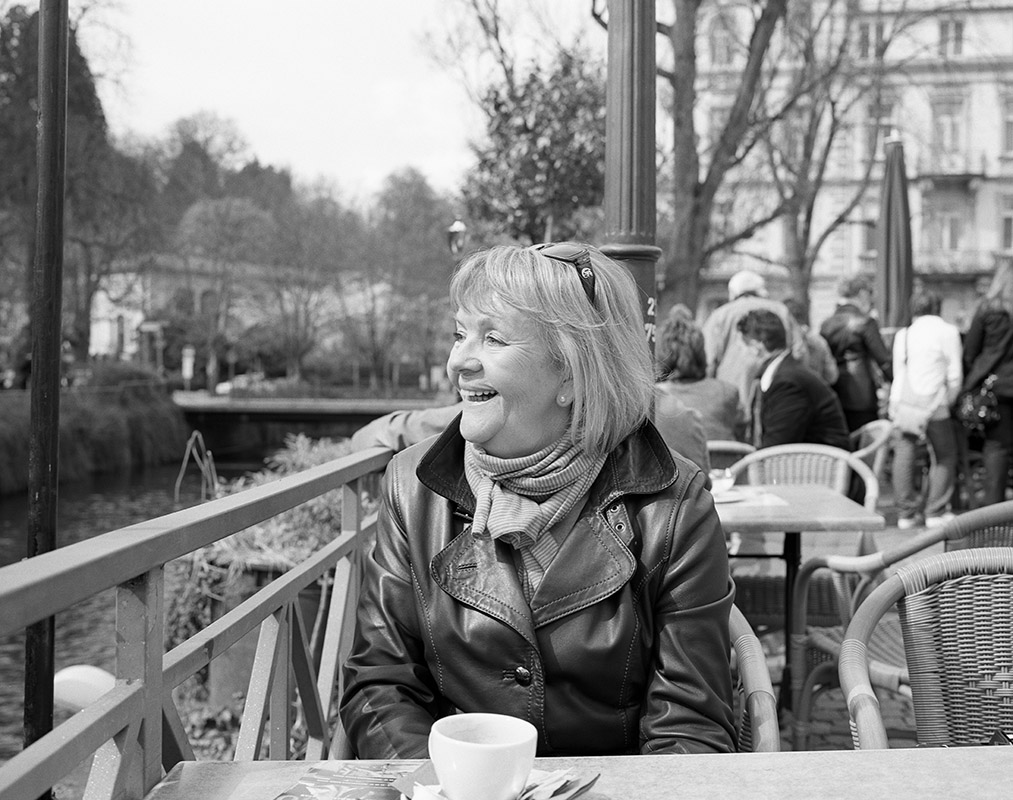 img_NP400_xtol338 rgb.jpg - Elke freut sich über den Sonnenschein und den leckeren Kaffee hier.